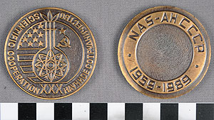Thumbnail of Commemorative Medallion: Scientific Cooperation (1991.04.0079)